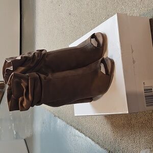 Venus White Shoe Box with Yellow Logo